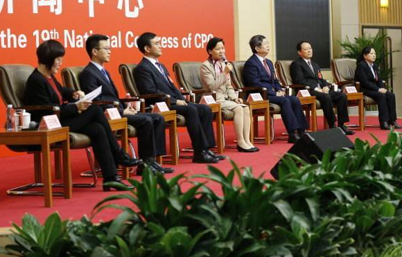 成都高新区金融产业合作理事会揭牌