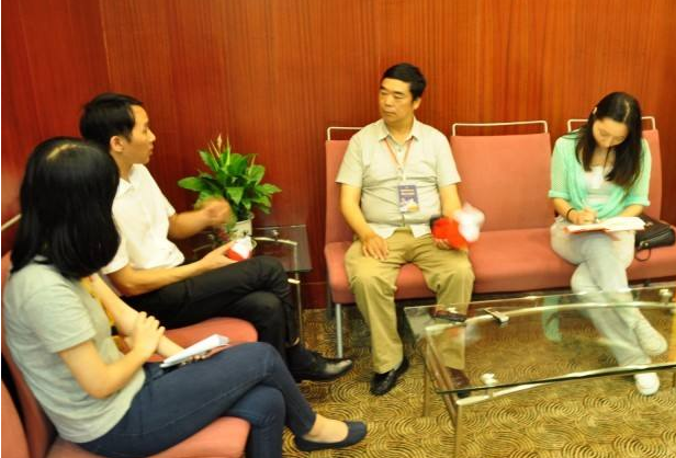 网络媒体采访团参观了三亚槟城村东部安置区的别墅