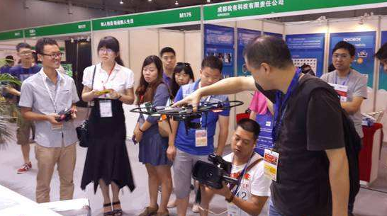 Xi航空公司空职业技术学院的师生观看了阅兵的现场直播